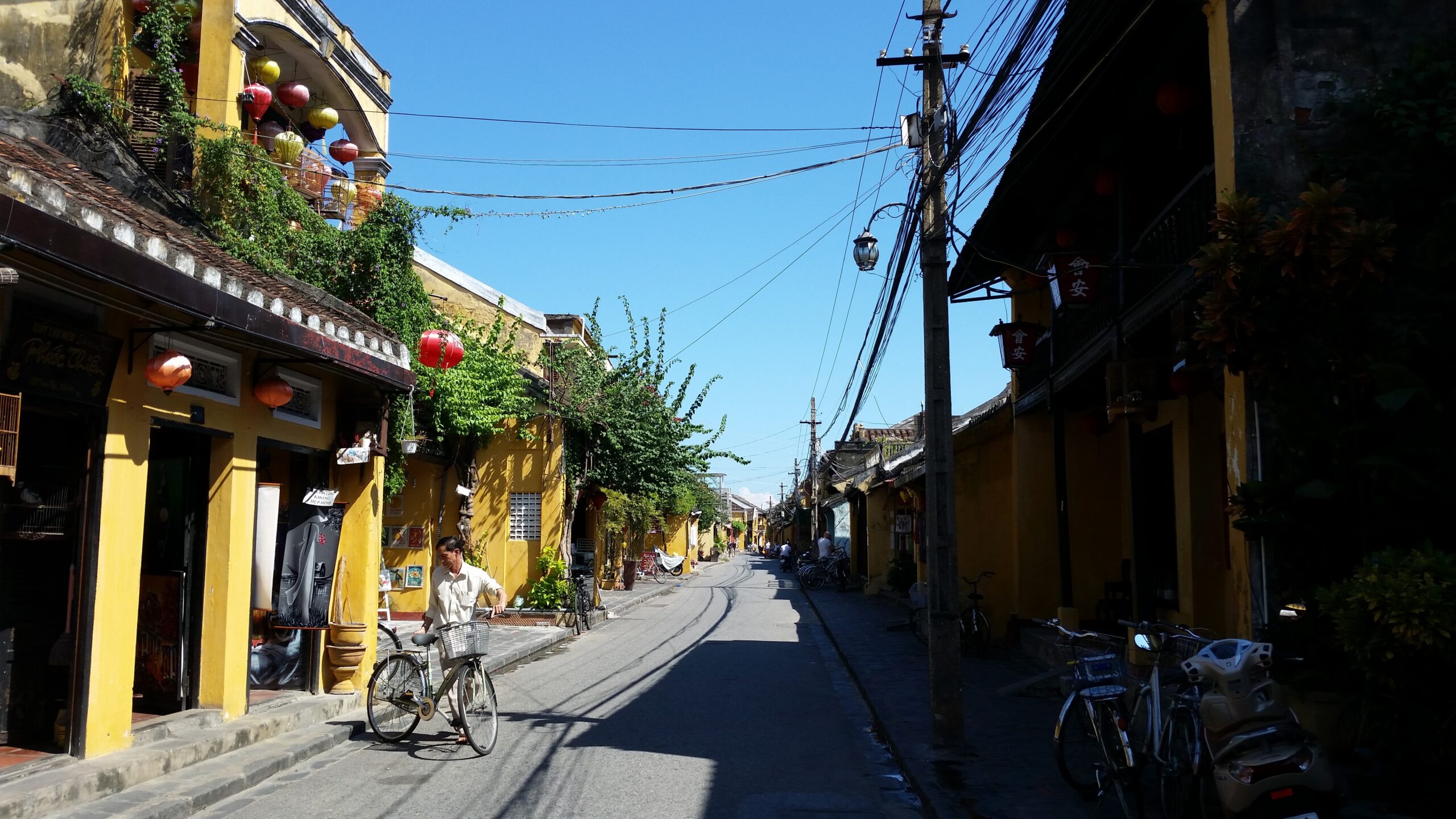The colourful streets of Hội An, Vietnam